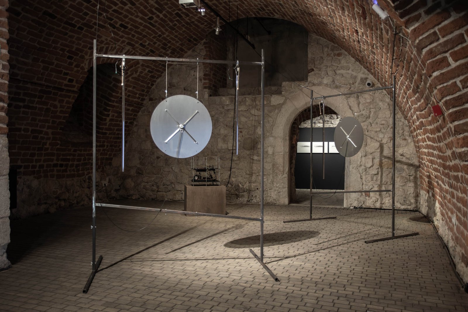 Jacek Doroszenko, Largo for Three Points / Largo na trzy punkty, installation, 2025